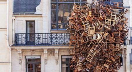 Ξύλινες καρέκλες γέμισαν την πρόσοψη ενός παριζιάνικου αρχοντικού! Οι φωτογραφίες που έγιναν viral