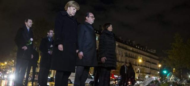 Ολάντ και Μέρκελ μαζί, στην πλατεία Δημοκρατίας του Παρισιού -Φόρος τιμής στα θύματα των επιθέσεων (εικόνες &amp; βίντεο)