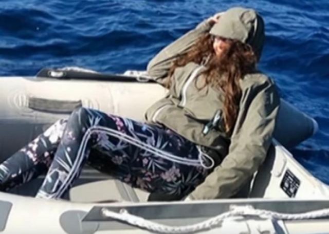 Φολέγανδρος: Η στιγμή που εντοπίζουν την αγνοούμενη τουρίστρια πάνω στο φουσκωτό – Πάλευε δύο μέρες ολομόναχη στη θάλασσα – video