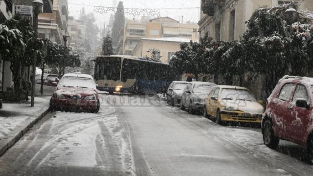 Λαμία: Εγκλωβίστηκε αστικό στην Καραγιαννοπούλου λόγω χιονιού