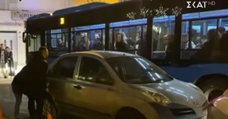 Σήκωσαν αυτοκίνητο στα χέρια για να περάσει λεωφορείο!