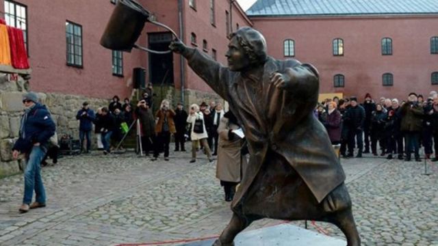 Άγαλμα γυναίκας στη Σουηδία που χτύπησε νεοναζί