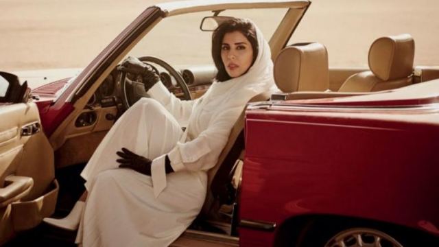 Το «απαγορευμένο» εξώφυλλο: Μια αληθινή πριγκίπισσα με μαντήλα στο τιμόνι