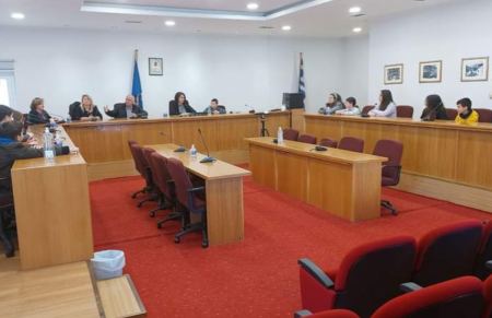 «Συνεδρίαση Παίδων» στην αίθουσα του Δημοτικού Συμβουλίου στο Καρπενήσι (ΦΩΤΟ)