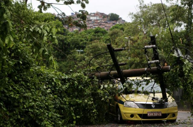 Συγκλονιστικές εικόνες από την… θεομηνία στην Βραζιλία! Τουλάχιστον 5 νεκροί από τις κατακλυσμιαίες βροχές στο Ρίο!