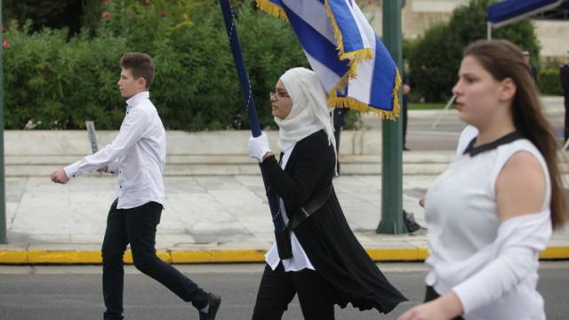 Μια αριστούχος με μαντήλα κράτησε με περηφάνια την ελληνική σημαία