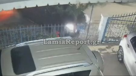 Λαμία: Η κάμερα κατέγραψε το αυτοκίνητο που έπεσε στη μάντρα - ΒΙΝΤΕΟ