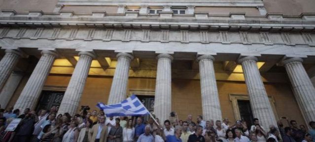 Αγριο επεισόδιο βουλευτή του ΣΥΡΙΖΑ με τον φρούραρχο της Βουλής γιατί άφησε τους διαδηλωτές να μπουν στο Κοινοβούλιο