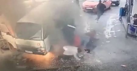 Βανάκι έπιασε φωτιά σε βενζινάδικο - Σώθηκαν από θαύμα 13 άτομα - BINTEO