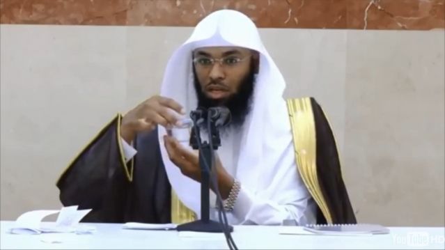 Σαουδάραβας ιμάμης: «Αν η Γη γύριζε τότε το αεροπλάνο θα στεκόταν και η Κίνα θα ερχόταν σε αυτό»