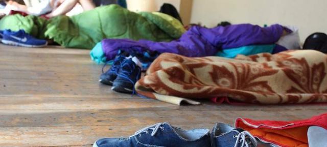Εκπαιδευτικοί σε Σαντορίνη και Μύκονο κοιμήθηκαν σε sleeping bags -Δεν βρήκαν σπίτι να μείνουν
