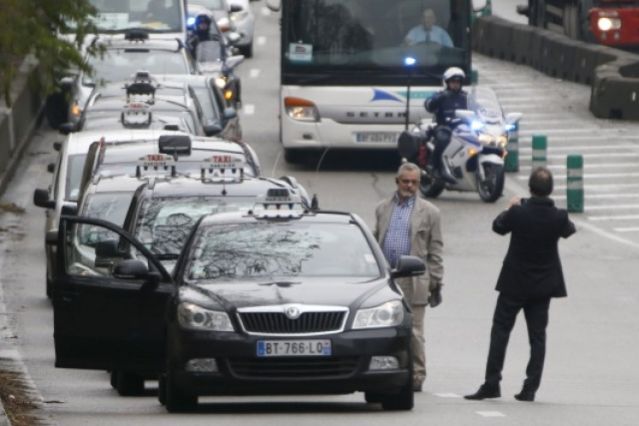 Συναγερμός στη Γαλλία από επίθεση 20χρονου σε αστυνομικούς – Συνδέεται με τζιχαντιστές;
