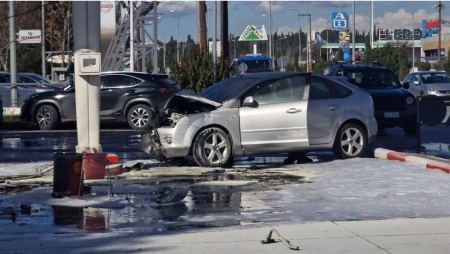Θεσσαλονίκη: Αυτοκίνητο έπεσε σε βενζινάδικο και πήρε φωτιά - Δείτε βίντεο και φωτογραφίες
