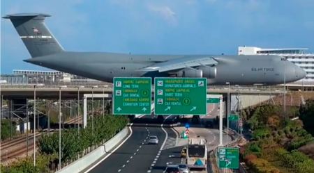 Αεροδρόμιο «Ελευθέριος Βενιζέλος»: Θηριώδες αμερικανικό μεταγωγικό πέρασε σε γέφυρα της Αττικής Οδού