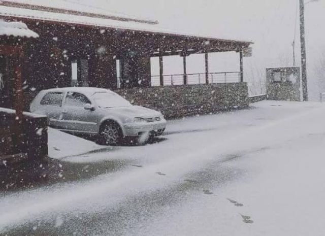 Χιονίζει στη Φθιώτιδα - Στα 10 εκ. έφτασε το χίονι στην Καστανιά!