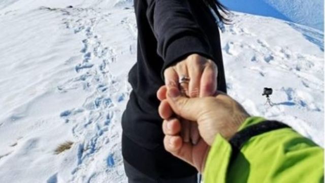 Έλληνας παρουσιαστής έκανε πρόταση γάμου στην κορυφή των Άλπεων!