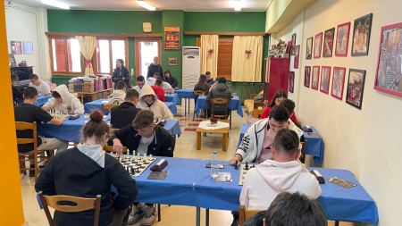 Μαθητές της Λαμίας μαθαίνουν για το σκάκι και τα μυστικά του (ΦΩΤΟ)