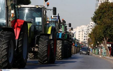Με αναμμένες τις μηχανές των τρακτέρ οι αγρότες: «Σταγόνα στον ωκεανό των προβλημάτων οι εξαγγελίες Μητσοτάκη»