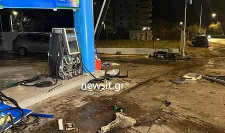 Βομβαρδισμένο τοπίο στη Βούλα: Αυτοκίνητο έπεσε πάνω σε βενζινάδικο