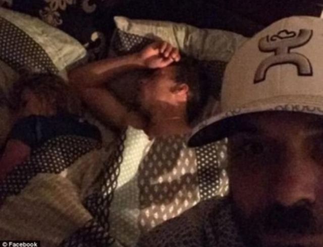 Έπιασε την κοπέλα του με άλλον στο κρεβάτι, έβγαλε selfies και τις πόσταρε στο facebook! [pics]