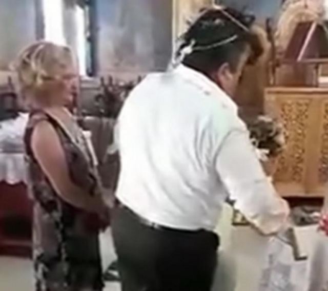 Απίστευτο… Γαμπρός ποδοπατά τη νύφη την ώρα την επίμαχης φράσης (βίντεο)