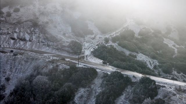 Εντυπωσιακές εικόνες από drone στο χιονισμένο δρόμο Λαμίας - Δομοκού