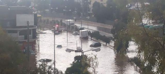 Χείμαρροι οι δρόμοι στην Αθήνα λόγω καταιγίδας -Παρασύρθηκαν ΙΧ στο Κερατσίνι [εικόνες &amp; βίντεο]