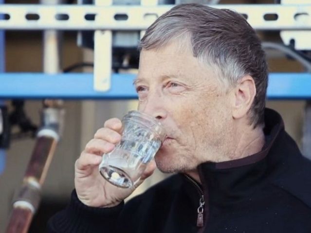 Ο Bill Gates μετατρέπει περιττώματα σε νερό και πίνει μπροστά μας
