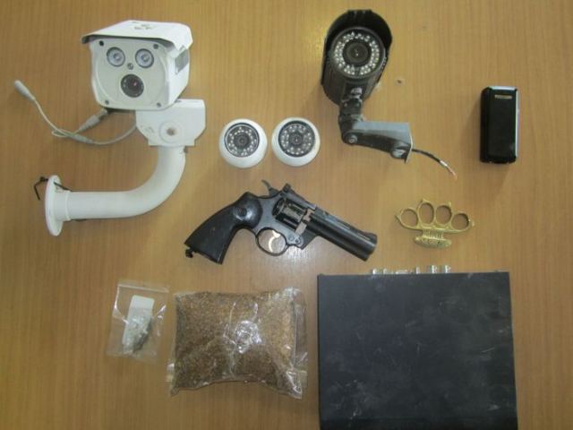 Τα όπλα, τα ναρκωτικά και οι «κρυφές κάμερες» έστειλαν 38χρονο Λαμιώτη στα κρατητήρια