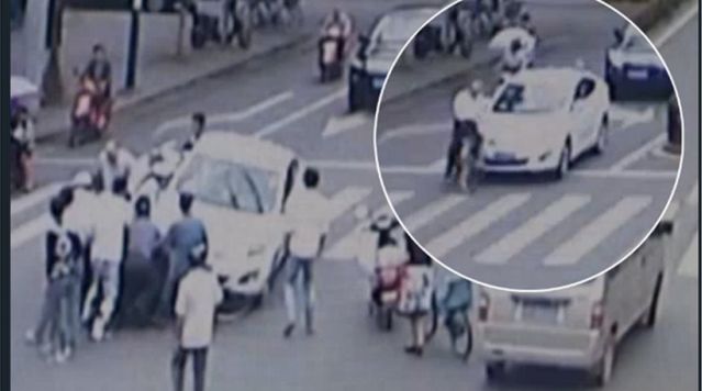 Βίντεο: Κινέζος οδηγός παρασύρει και πατά ποδηλάτη!
