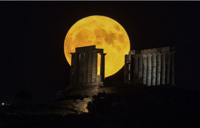 Πανσέληνος Αυγούστου: Μαγευτικές εικόνες από το «φεγγάρι του οξύρρυγχου»