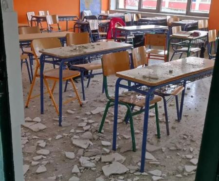 Έβρεξε σοβάδες σε σχολική αίθουσα που υπήρχαν μέσα μαθητές
