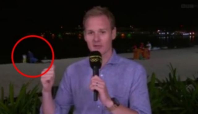 Αμηχανία! Διέκοψε το ρεπορτάζ για τους Ολυμπιακούς Αγώνες γιατί πίσω του το ζευγάρι…(Βίντεο)