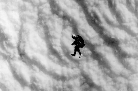 Πέθανε ο θρυλικός αλεξιπτωτιστής Τζόζεφ Κίτινγκερ - Κατείχε για μισό αιώνα το ρεκόρ πτώσης από ύψος 32 χλμ