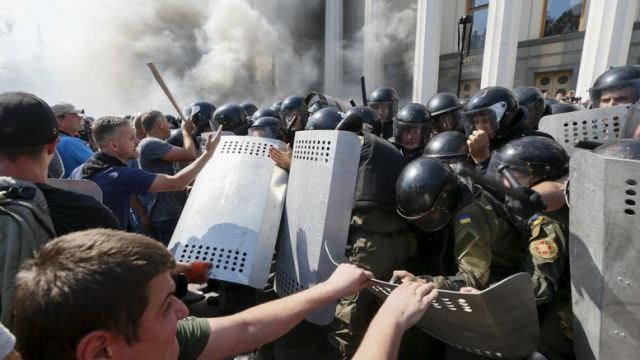 Κίεβο: Συγκρούσεις έξω από το κοινοβούλιο με ένα νεκρό και 100 τραυματίες