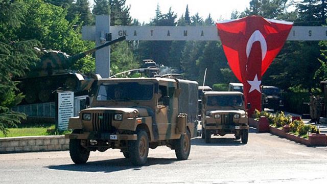 Τουρκία: Νέα φάλαγγα στρατιωτικών οχημάτων έφτασε στα σύνορα με την Συρία
