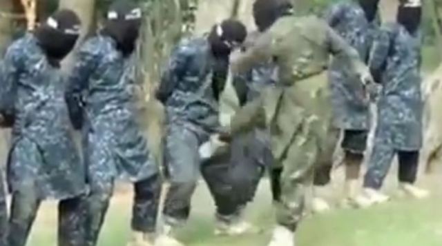 Βίντεο του Ισλαμικού Κράτους: Οι τζιχαντιστές εκπαιδεύονται με κλοτσιές και μακριά γαϊδούρα!