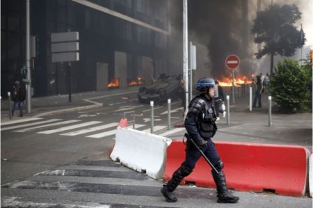 Γαλλία: Φλέγεται η Ναντέρ για τον 17χρονο Ναχέλ - 40.000 αστυνομικούς &quot;κατεβάζει&quot; ο Μακρόν