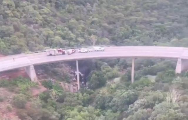 Νότια Αφρική: Λεωφορείο έπεσε από γέφυρα, τουλάχιστον 45 νεκροί