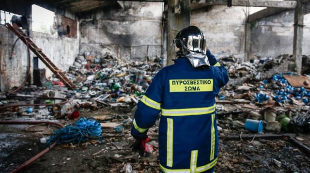 Ένας νεκρός από φωτιά σε εργοστάσιο στη Μάνδρα