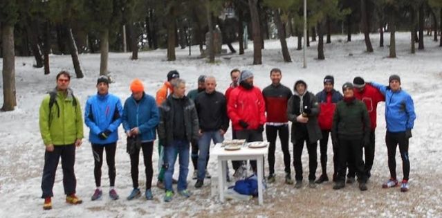 Έκοψαν την πρωτοχρονιάτικη πίτα τους στο χιονισμένο Ισαδάκι στη Λαμία