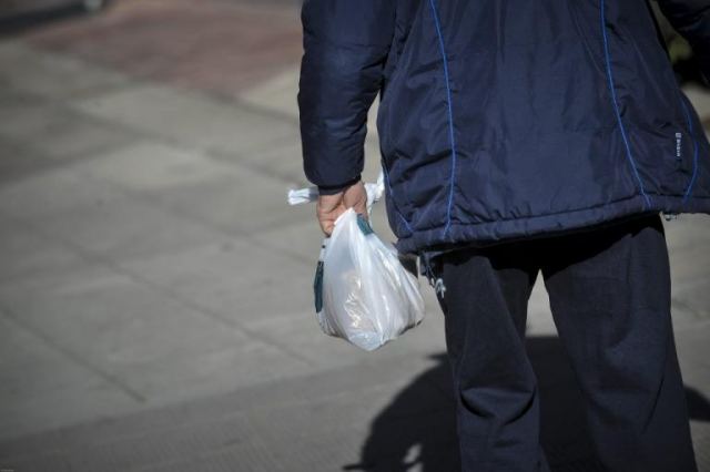 Πλαστικές σακούλες: Πώς αντέδρασαν οι καταναλωτές στα 0.04 ευρώ