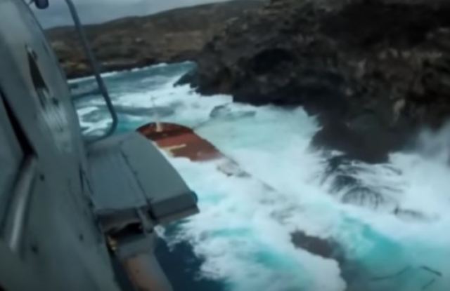 Άνδρος: Η στιγμή που τα κύματα &#039;&#039;καταπίνουν&#039;&#039; φορτηγό πλοίο - Νέο βίντεο από τη δραματική διάσωση [vid]