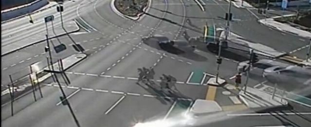 Σοκαριστικό βίντεο: Μοτοσυκλέτα χτυπά με αυτοκίνητο και περνά &#039;ξυστά&#039; από ανυποψίαστους πεζούς