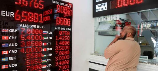 Τουρκία: Οι τράπεζες σταμάτησαν τις συναλλαγές μέσω Ιντερνετ μετά την κατρακύλα της λίρας