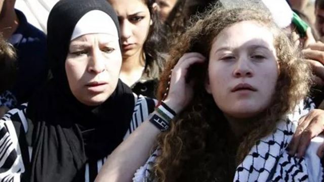 Ελεύθερη έπειτα από 8 μήνες στη φυλακή η έφηβη Παλαιστίνια Άχεντ Ταμίμι