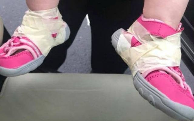 Φροντιστής σε παιδικό σταθμό κόλλησε τα παπούτσια μωρού στα πόδια του με ταινία