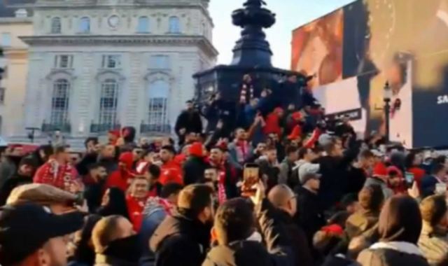Άρσεναλ – Ολυμπιακός: “Βάφτηκε” κόκκινο το Λονδίνο! “Τρέλα” των οπαδών πριν το παιχνίδι (videos)