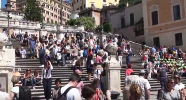 Ρώμη: Βαριά πρόστιμα σε όσους κάθονται και τρώνε στα σκαλιά της Τρινιτά ντει Μόντι!
