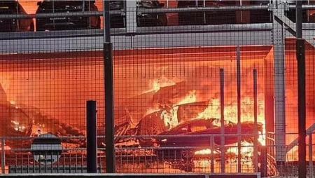 Λονδίνο: Βίντεο από τη στιγμή που ξεκινά η τεράστια φωτιά στο αεροδρόμιο Λούτον από ένα τζιπ
